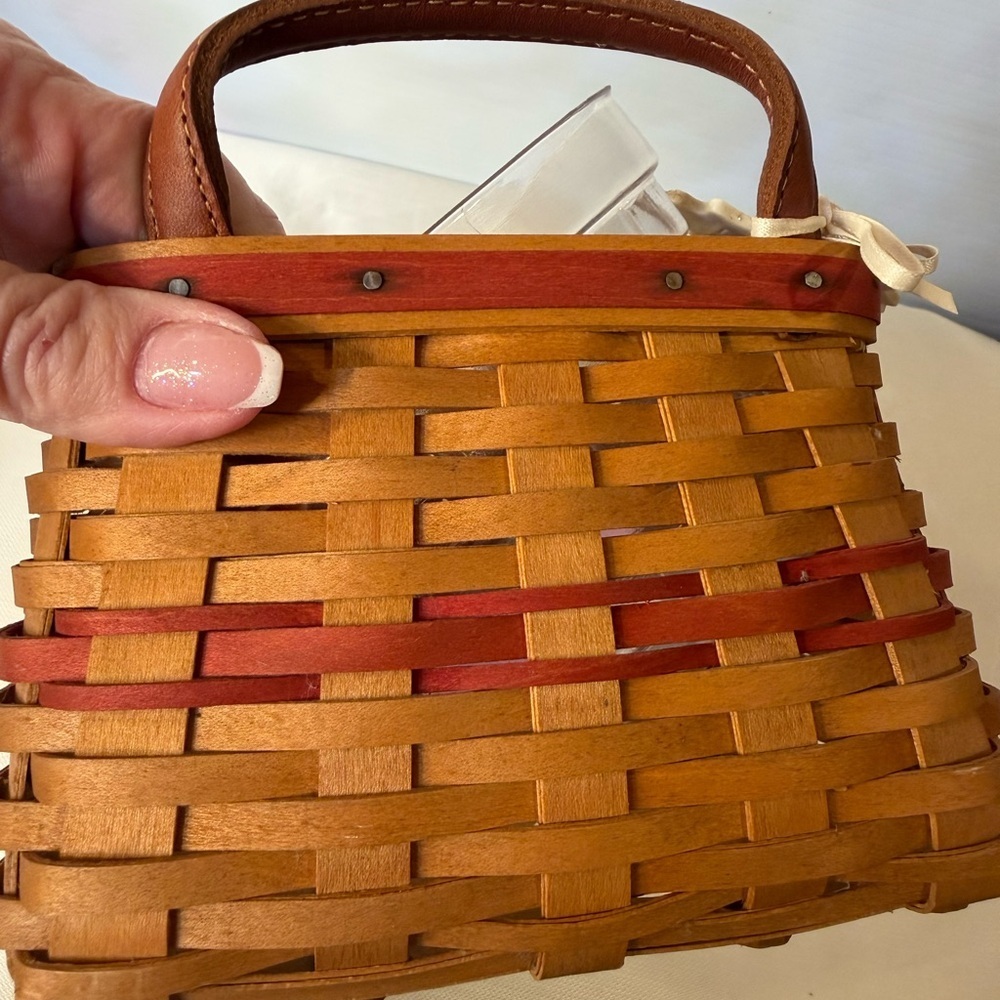 Longaberger Hand Woven Basket with Liner; Excellent condition - Picture 6 of 11